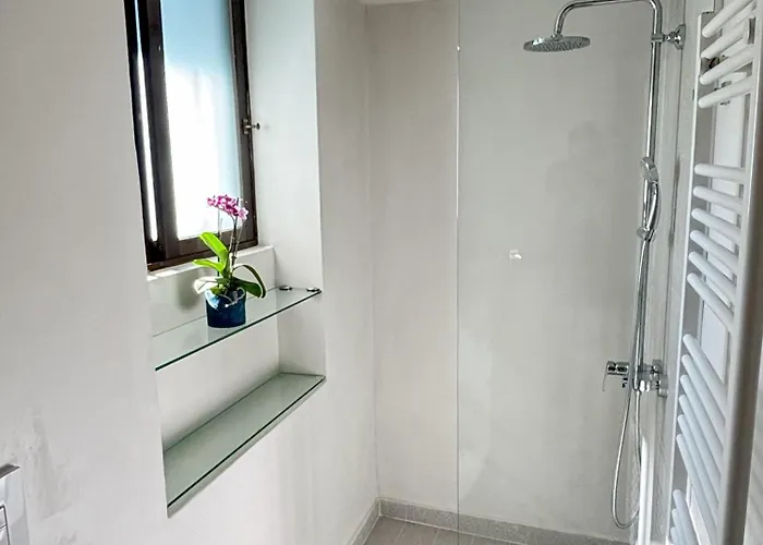 Orange Tree Apartment *